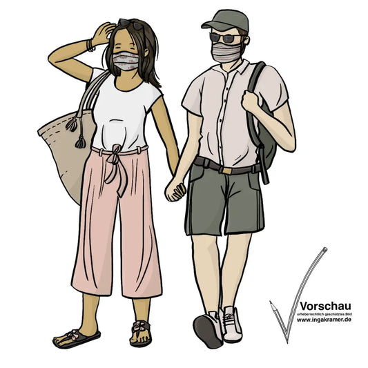Ein Mann und eine Frau halten sich an der Hand. Sie tragen leichte Sommerkleidung. Der Mann hat eine Sonnenbrille und einen Rucksack auf, die Frau trägt eine Korbtasche. Beide tragen einen Mundschutz.