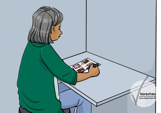 Eine Frau sitzt in einer Wahlkabine. Auf einem Zettel mit Gesichtern macht sie ein Kreuzchen unter ein Gesicht.