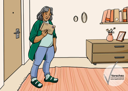 Eine Frau steht in ihrer Wohnung. Sie hält einen Briefumschlag in der Hand.