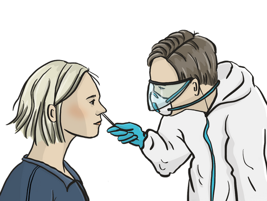 Ein Arzt macht macht einen Nasenabstrich bei einer Frau. Der Arzt trägt Schutzkleidung.