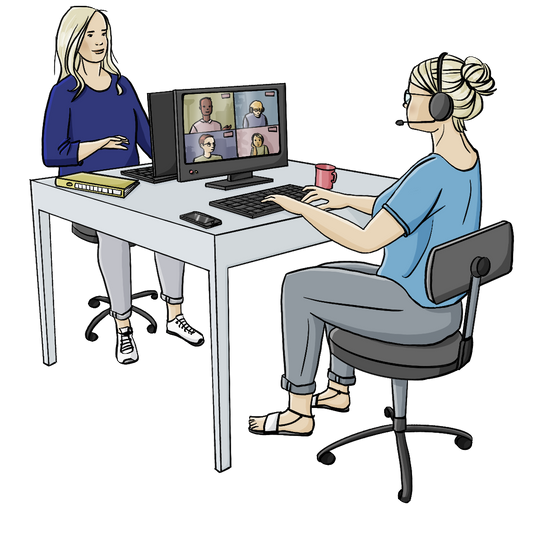 Zwei Frauen sitzen sich an Schreibtischen gegenüber. Sie arbeiten am Computer. Die eine Frau trägt ein Headset, auf ihrem Bildschirm ist eine Videokonferenz.