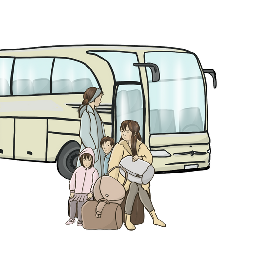 Eine Flüchtlingsfamilie steht vor einem Bus: Eine Mutter mit drei Kindern und Gepäck. Nutzungsrecht gemäß Lizenzbestimmungen Inga Kramer