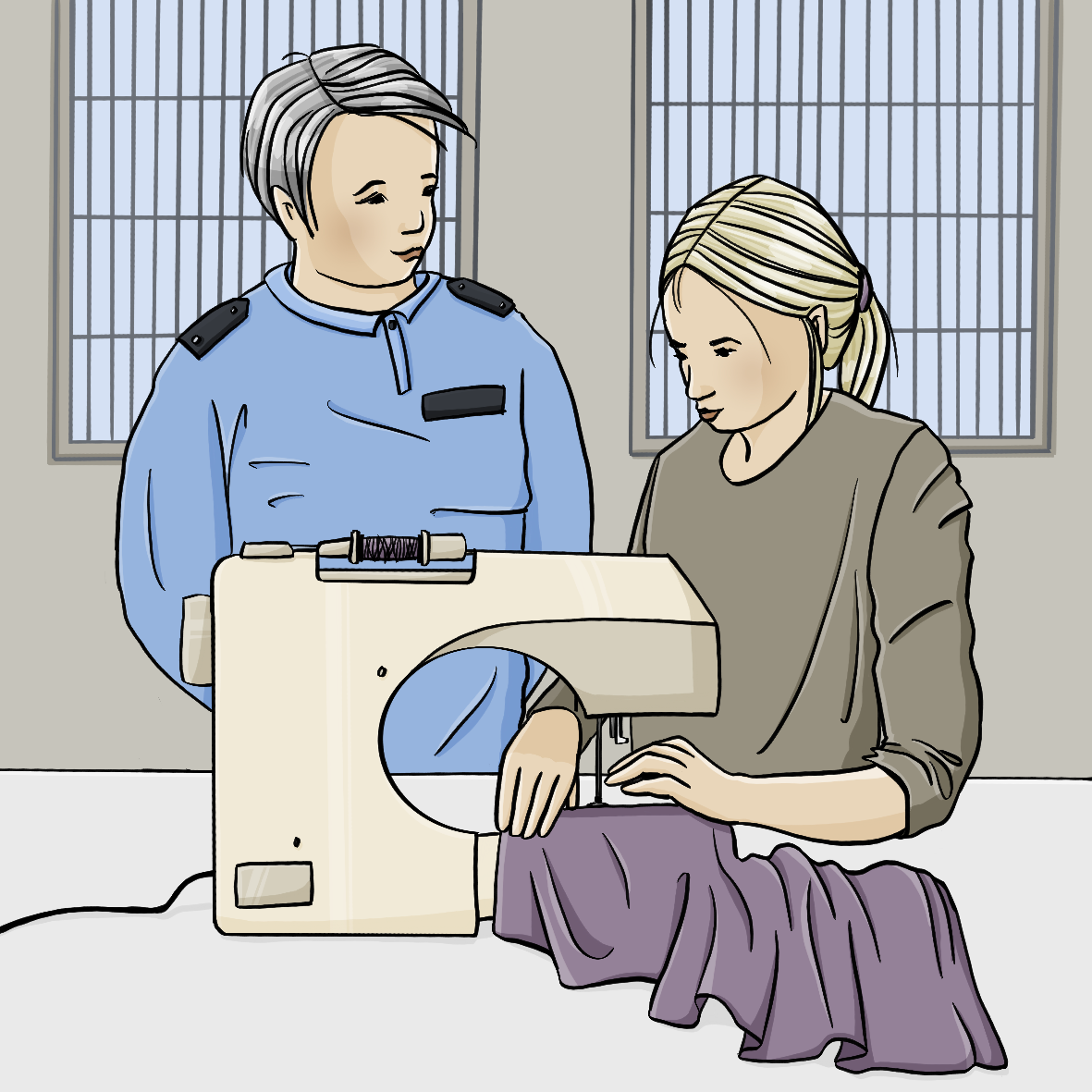 Eine Frau in grauer Kleidung sitzt an einer Nähmaschine. Neben ihr steht eine Frau in blauer Uniform. Im Hintergrund sind vergitterte Fenster.