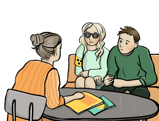 Eine blinde Frau und ein Mann sitzen an einem Tisch. Gegenüber sitzt eine Beraterin. Auf dem Tisch liegen Info-Hefte.