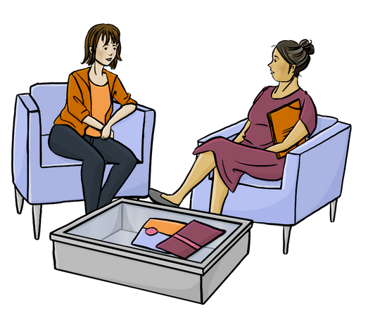 Eine Beraterin und eine Lehrerin sitzen sich in Sesseln gegenüber. Zwischen ihnen steht ein kleiner Tisch mit Info-Heften. 