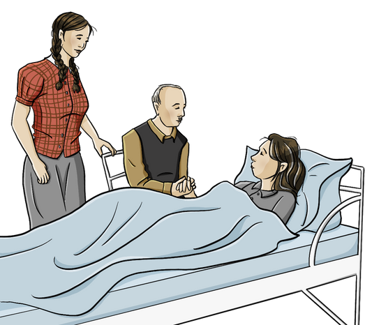 Eine Frau liegt in einem Pflegebett. Ein Mann sitzt daneben auf einem Stuhl und hält ihre Hand. Neben ihm steht eine Frau.
