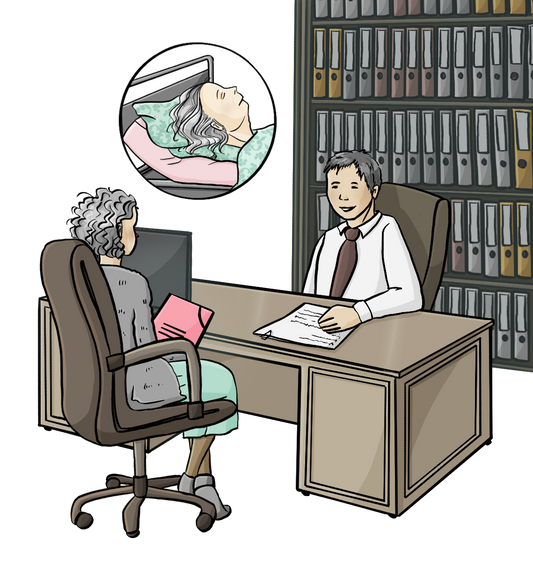 Ein Richter sitzt am Schreibtisch. Gegenüber sitzt eine ältere Frau. Die Frau hält eine Mappe in der Hand. Hinter dem Richter steht ein Regal mit vielen Akten. Über dem Bild ist ein Kreis. In dem Kreis ist ein Bild von einer älteren Frau im Krankenhaus-Bett.