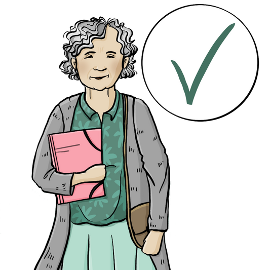 Eine ältere Frau hält eine Mappe unter dem Arm. Neben ihr ist ein Kreis mit einem grünen Häkchen. 