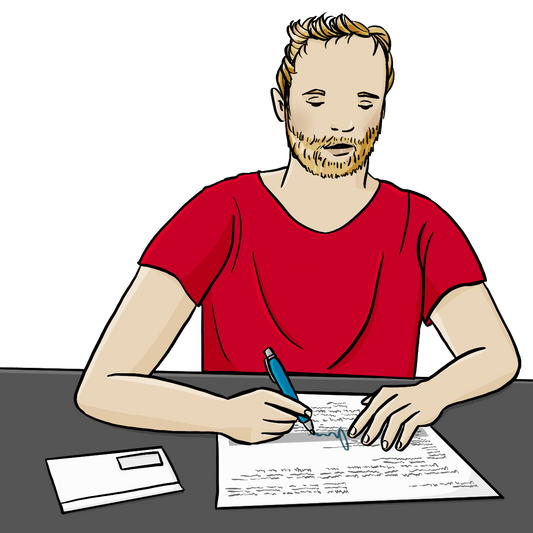 Ein Mann sitzt an einem Tisch und füllt ein Formular aus. Neben dem Formular liegt ein länglicher Umschlag.