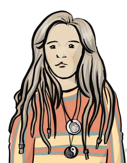 Eine Frau mit einen bunt gestreiften Pullover. Sie hat langes Haar und trägt Ketten mit Anhängern. Auf einem Anhänger ist ein Buddha-Kopf, auf dem anderen Anhänger das YinYang Zeichen.