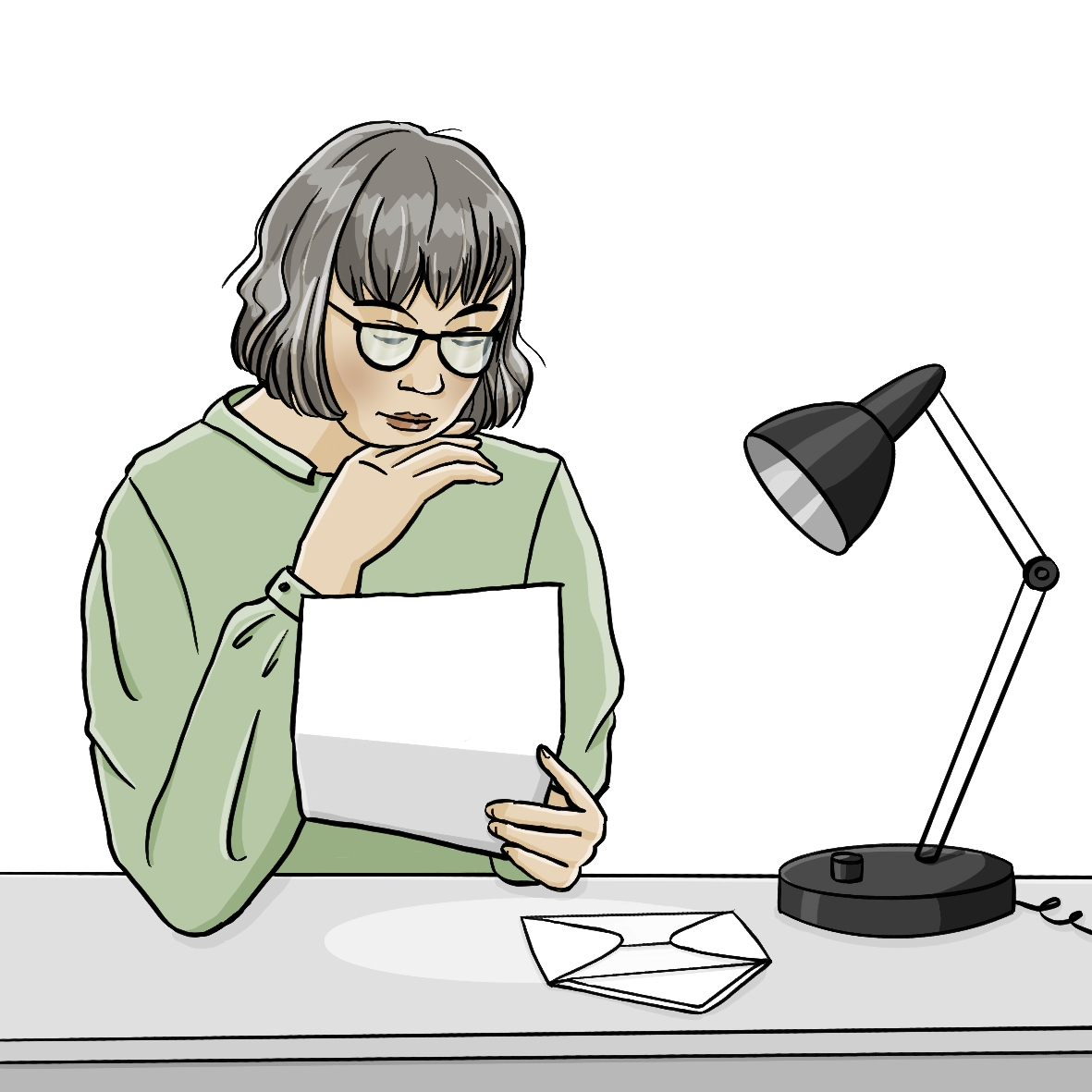 Eine Frau sitzt am Schreibtisch und schaut auf einen Zettel. Auf dem Schreibtisch sind ein Briefumschlag und eine Schreibtischlampe.