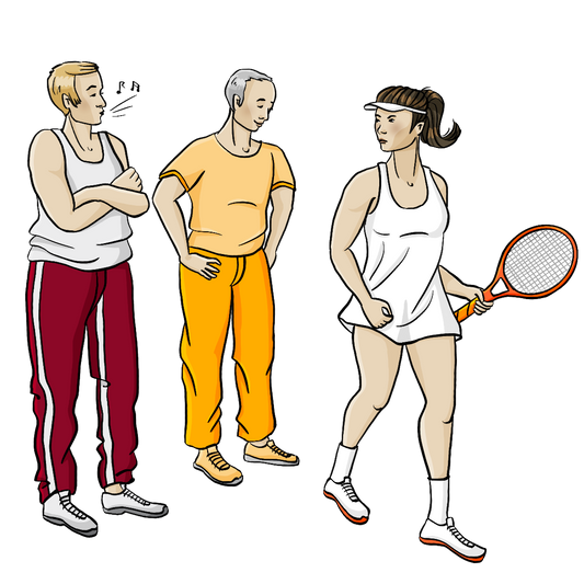 Zwei Männer in Sportkleidung schauen einer Frau hinterher. Der eine Mann pfeift. Die Frau trägt ein kurzes Tenniskleid und einen Tennisschläger. Sie schaut wütend.