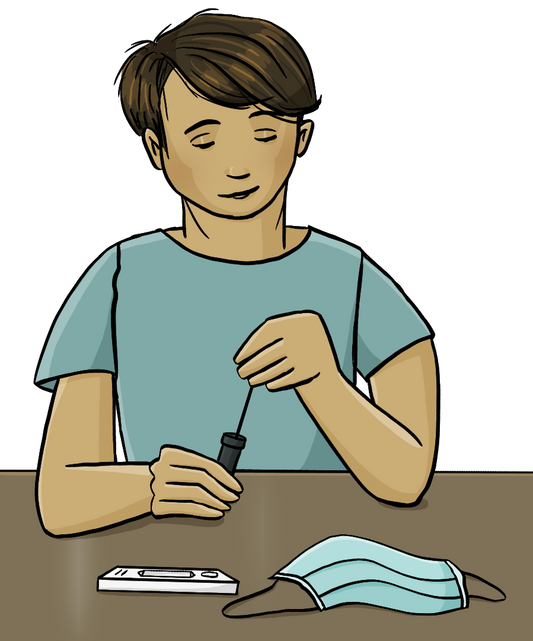 Ein Junger Mann sitzt an einem Tisch und macht einen Corona-Schnelltest. Er steckt den Tupfer in das Röhrchen mit der Test-Flüssigkeit. Auf dem Tisch liegen die Testkassette und ein Mundschutz.