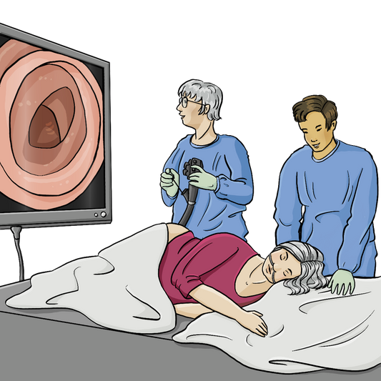 Eine Frau liegt auf einer Liege, die Augen sind geschlossen, in ihrer Nase ist ein Sauerstoffschlauch. Sie ist fast bis zur Hüfte zugedeckt. Hinter der Frau stehen eine Ärztin mit einem Koloskop in der Hand und ein Krankenpfleger. Der Pfleger ist der Frau zugewandt, die Ärztin schaut auf einen Bildschirm. Auf dem Bildschirm ist das innere des Darms.