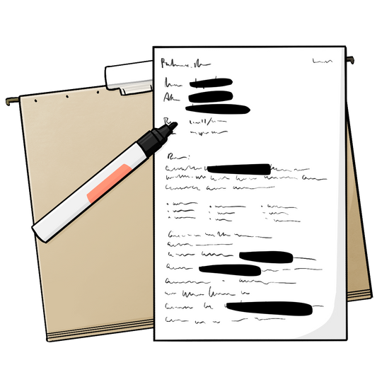 Eine Patienten-Akte. Auf der Akte liegt ein Zettel mit Schrift und ein schwarzer Filzstift. Einige Wörter auf dem Zettel sind geschwärzt.