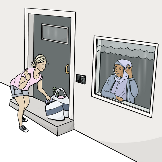 Eine Frau stellt Einkaufstüten vor eine Tür. Eine ältere Frau mit Kopftuch winkt durch das Fenster.