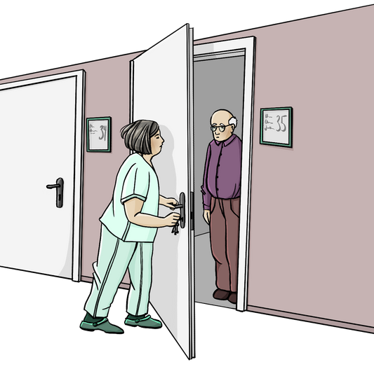 Ein Flur mit mehreren Türen. Eine Frau in helltürkiser Hose und Kittel schließt von außen eine Tür. Sie hat einen Schlüsselbund in der Hand. Hinter der Tür steht ein älterer Mann und schaut traurig.