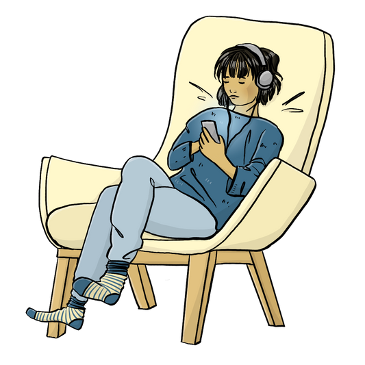 Eine Frau sitzt in einem Sessel. Sie hat Kopfhörer auf und hält ein Smartphone in der Hand.