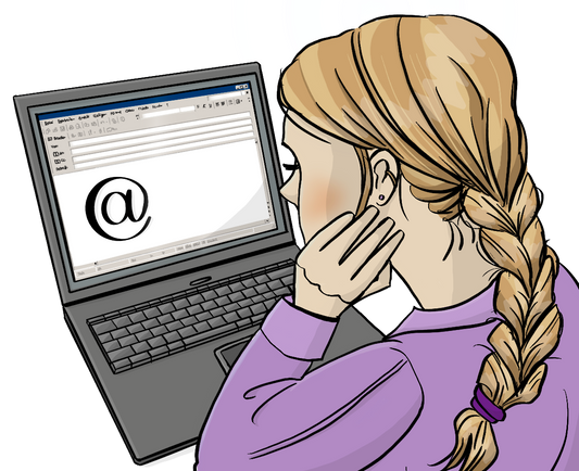 Eine Frau sitzt an einem Laptop. Auf dem Bildschirm ist ein Eingabeformular für eine E-Mail mit einem großen @-Zeichen.