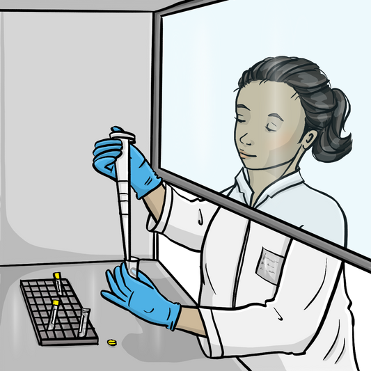 Eine Frau mit weißem Kittel und Handschuhen füllt mit einer Spritze etwas in ein Röhrchen. Sie steht hinter einer Glasscheibe.