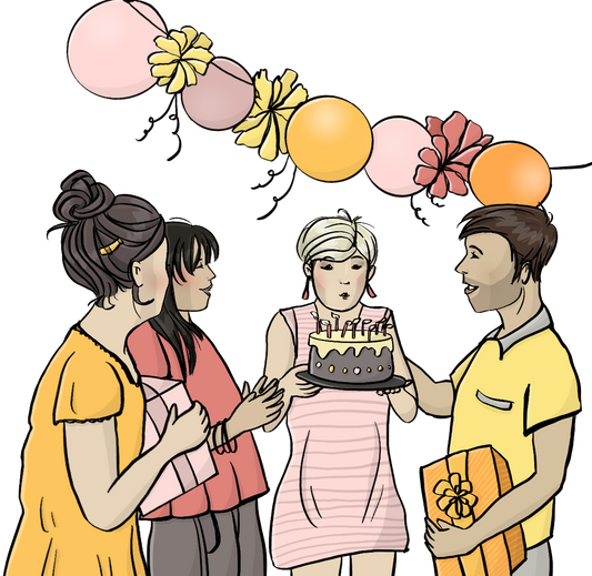 Eine Gruppe Menschen mit Geschenken in der Hand. Die Frau in der Mitte bläst die Kerzen auf einer Torte aus. Über der Gruppe hängt eine Girlande mit Luftballons.