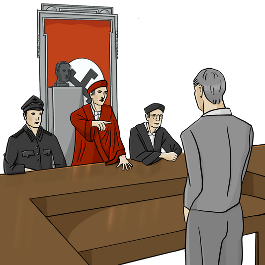 Ein Mann in roter Richterrobe steht hinter einem Tisch und zeigt auf einen Mann gegenüber des Tisches. Links und rechts neben ihm sitzen ein Mann in schwarzer Richter-Robe und ein Mann in NS-Uniform. Im Hintergrund ist verdeckt ein Banner der Nationalsozialisten.