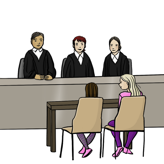 Zwei Richterinnen und ein Richter sitzen im Gerichtsaal. Gegenüber sitzen ein Mädchen und eine Frau an einem Tisch. 