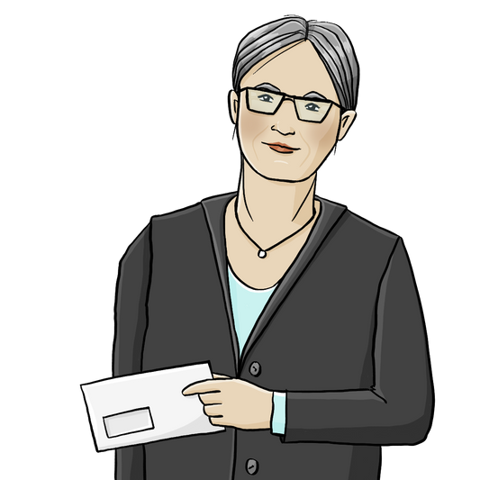 Eine Frau mit strenger Frisur, schwarzem Kostüm und Brille. Sie hält einen Briefumschlag mit Sichtfenster in der Hand. 