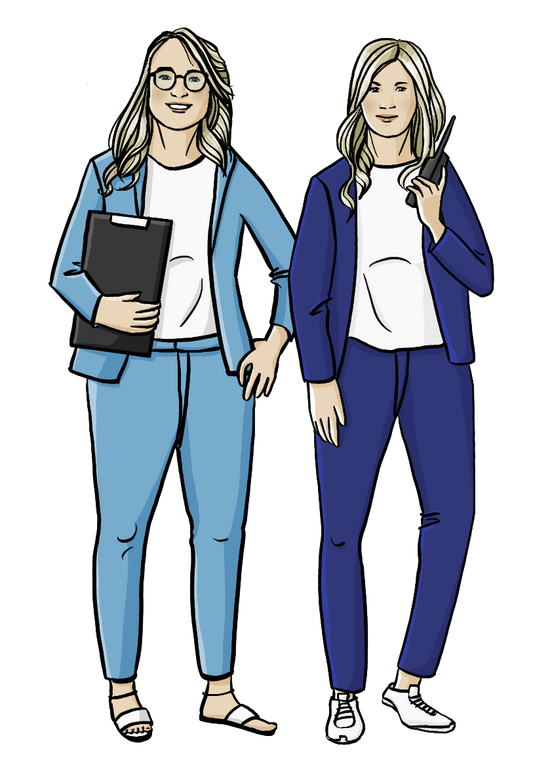 Zwei Frauen in Hosenanzügen. Die eine Frau hat ein Klemmbrett unter dem Arm, die andere hält ein Funkgerät in der Hand.