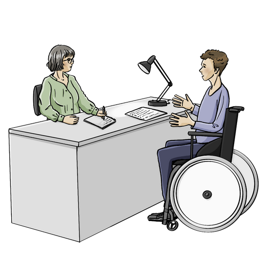 Eine Frau sitzt an einem Schreibtisch. Gegenüber sitzt ein Mann im Rollstuhl. Beide haben Zettel vor sich liegen. Die Frau hält einen Stift in der Hand.