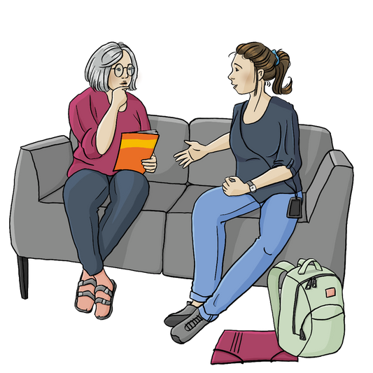 Zwei Frauen sitzen auf einem Sofa. Die eine Frau ist etwas älter. Sie trägt Hausschuhe, sie hält ein Infoheft in der Hand und hat nachdenklich die Hand an den Mund gelegt. Die andere Frau ist jünger, sie trägt Turnschuhe und hat ein Handy um den Hals hängen. Neben ihr steht ein Rucksack. Die Frauen sind einander zugewandt.