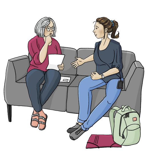 Zwei Frauen sitzen auf einem Sofa. Die eine Frau ist etwas älter. Sie trägt Hausschuhe, sie hat einen Brief auf dem Schoß und nachdenklich die Hand an den Mund gelegt. Die andere Frau ist jünger, sie trägt Turnschuhe und hat ein Handy um den Hals hängen. Neben ihr steht ein Rucksack. Die Frauen sind einander zugewandt.