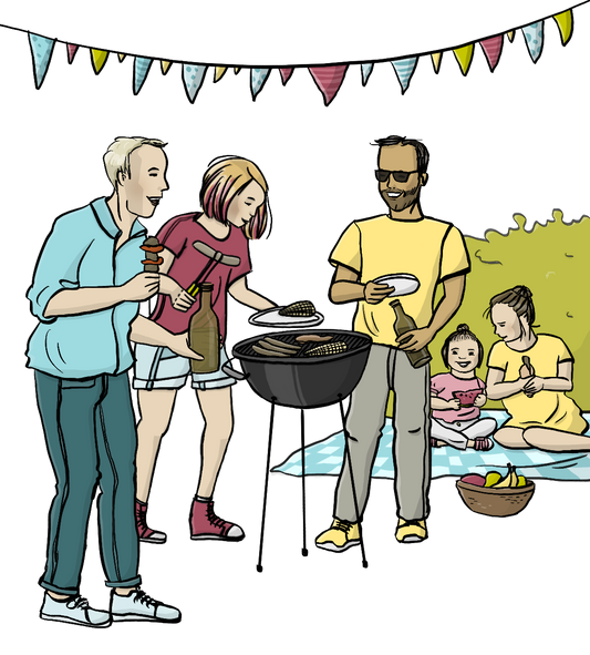 Eine Frau steht am Grill und legt ein Würstchen auf ihren Teller. Neben ihr stehen zwei Männer mit Tellern und Getränken in der Hand. Über ihnen hängt eine Girlande. Im Hintergrund sitzen eine Frau und ein Mädchen auf einer Picknickdecke.