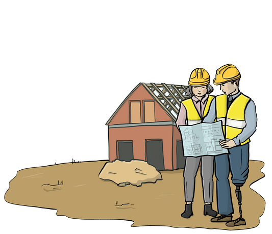 Ein Mann und eine Frau stehen auf einem Grundstück und lesen einen Bauplan. Der Mann trägt eine Beinprothese, beide tragen Helme. Im Hintergrund ist der Rohbau eines Hauses.