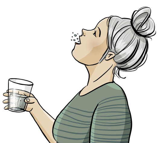 Eine Frau hält ein Glas Wasser in der Hand. Sie hat den Kopf in den Nacken gelegt. Aus ihrem Mund steigen Bläschen auf.