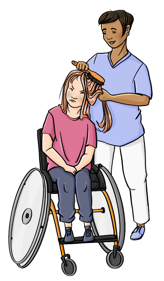 Eine Frau kämmt einem Mädchen im Rollstuhl die Haare. Die Frau lächelt, das Mädchen guckt ärgerlich.