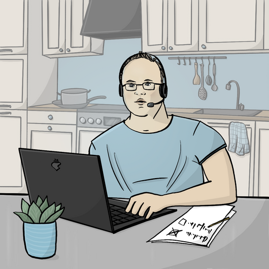 Ein Mann mit Down-Syndrom sitzt in der Küche. Er trägt ein Headset. Vor ihm auf dem Tisch sind ein Laptop und Papiere. 