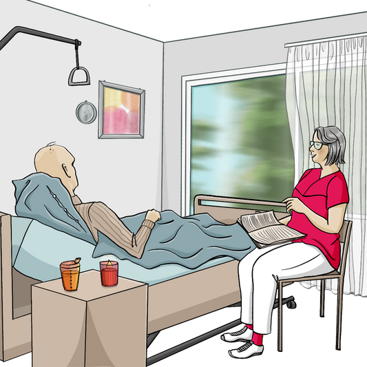 Ein alter Mann liegt in einem Pflegebett und schaut durch ein großes Fenster ins Grüne. Neben dem Bett sitzt eine Frau in Pflegekleidung auf einem Stuhl. Sie hält ein Buch in der Hand.