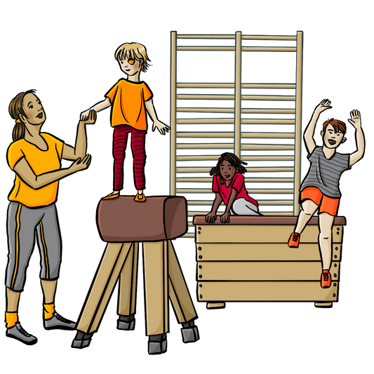 Zwei Kinder klettern über einen Kasten, ein Mädchen steht auf einem Bock. Eine Frau hält das Mädchen an der Wand. Im Hintergrund ist eine Sprossenwand.