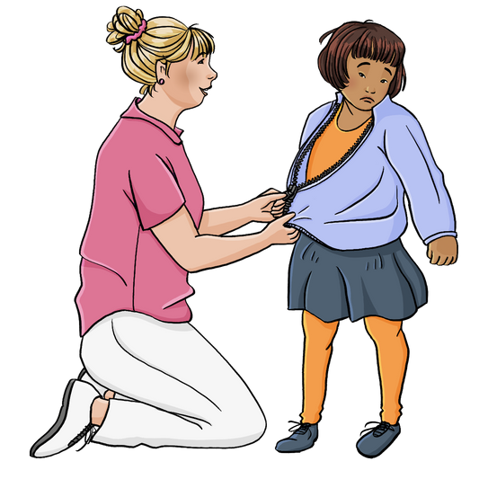 Eine Frau macht den Reißverschluss an der Jacke eines kleinen Mädchens zu. Das Mädchen dreht sich weg und schaut unglücklich.