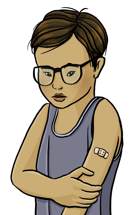 Ein Junge hält sich den Arm. Auf dem Arm ist ein Pflaster.