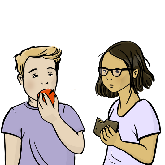 Ein Junge beißt in einen Apfel. Ein Mädchen hält ein Butterbrot in der Hand. 