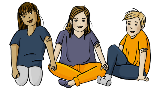 Drei Kinder mit verschiedenen Hautfarben sitzen nebeneinander und halten sich an den Händen. Alle haben ein Pflaster auf dem Oberarm.