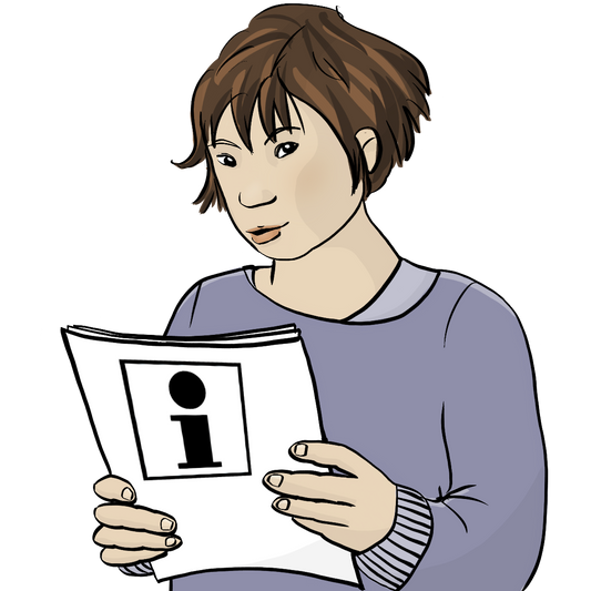 Eine Frau mit Downsyndrom hält einen Stapel Blätter in der Hand. Auf den Blättern ist das ein kleines, fettgedrucktes i in einem schwarzen Kasten.