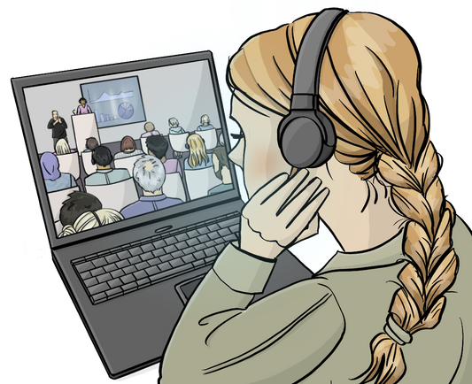 Eine Frau sitzt am Laptop. Sie trägt Kopfhörer. Auf dem Bildschirm hält eine Frau einen Vortrag und viele Menschen sitzen in Stuhlreihen.