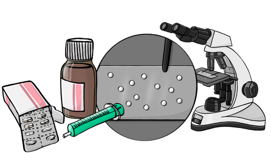 Eine Schachtel Tabletten, eine Spritze und ein Fläschchen stehen neben einem Mikroskop. In der Mitte ist ein Kreis mit dem vergrößerten Objektträger mit weißen Punkten.