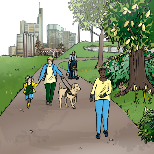 Menschen gehen im Park spazieren. Im Hintergrund ist eine Stadt mit Hochhäusern.