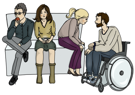 Männer und Frauen sitzen auf einer Bank. Sie essen etwas oder schauen auf ihr Handy. Eine Frau unterhält sich mit einem Mann im Rollstuhl neben der Bank.