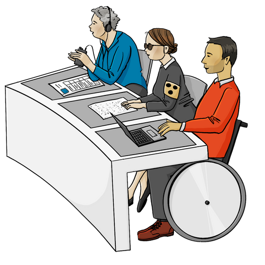 Drei Menschen in förmlicher Kleidung sitzen an einem gebogenen Tisch. Auf dem Tisch sind Papiere und ein Laptop. Eine Frau trägt Kopfhörer. In der Hand hält sie ein Empfängergerät. Eine Frau trägt eine dunkle Brille und eine Blindenbinde. Ein Mann sitzt im Rollstuhl.