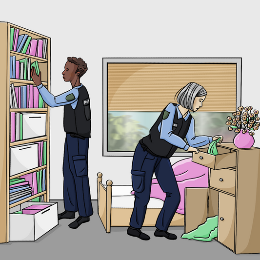 Ein Polizist und eine Polizistin in einem Schlafzimmer. Der Polizist nimmt ein Buch aus einem Regal, die Polizistin öffnet eine Schublade an einer Kommode.
